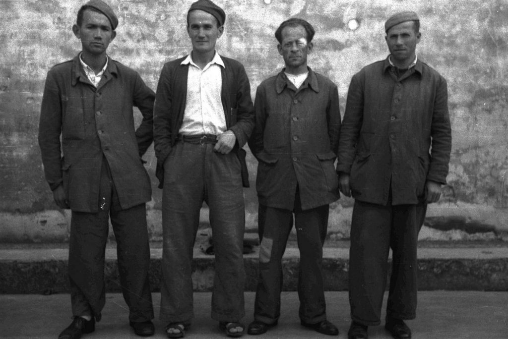 Presos de la cárcel de El Coto de Gijón en 1947